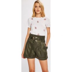 Only - Top Eva. Szare topy damskie Only, z aplikacjami, z bawełny, z okrągłym kołnierzem, z krótkim rękawem. W wyprzedaży za 49.90 zł.