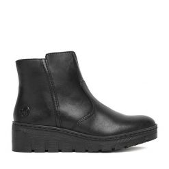 Botki Rieker. Czarne botki damskie Rieker, bez obcasa, na koturnie, bez zapięcia. Za 379.99 zł.