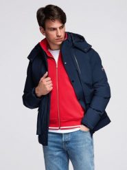 Zimowa kurtka męska z odpinanym kapturem z wodoodpornego materiału - granatowa V1 - Rozmiar: M. Niebieskie kurtki męskie Ombre Clothing, na zimę, l, bez wzorów, z dzianiny, sportowe. W wyprzedaży za 285.99 zł.