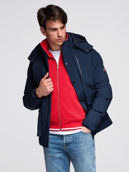 Zimowa kurtka męska z odpinanym kapturem z wodoodpornego materiału - granatowa V1 - Rozmiar: M. Niebieskie kurtki męskie Ombre Clothing, na zimę, l, bez wzorów, z dzianiny, sportowe. W wyprzedaży za 285.99 zł.