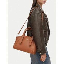 Torebka DeeZee. Brązowe torebki do ręki damskie DeeZee, bez wzorów, klasyczne, bez dodatków. Za 149.99 zł.