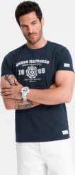 Ombre T-shirt męski z nadrukiem w stylu college granatowy V3 OM-TSPT-0137 M. Niebieskie t-shirty męskie Ombre, m, bez wzorów, bez kołnierzyka. Za 49.99 zł.