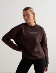 Damska bluza dresowa czesana, luźny krój Serif kakaowy brąz. Brązowe bluzy damskie Aim'n, xs, bez wzorów, z bawełny, bez kaptura, na fitness i siłownię. Za 253.50 zł.