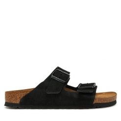 Klapki Birkenstock. Czarne klapki damskie Birkenstock, bez wzorów, bez obcasa. Za 539.99 zł.