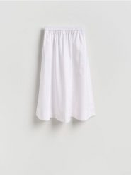 Bawełniana spódnica midi - biały. Białe spódnice damskie Reserved, l, bez wzorów, z bawełny, midi, rozkloszowane. Za 129.99 zł.