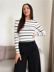 Sweter w paski - wielobarwny. Swetry damskie Sinsay, l, bez wzorów, z dzianiny, klasyczne, bez kołnierzyka, bez ramiączek, bez kaptura. Za 35.99 zł.