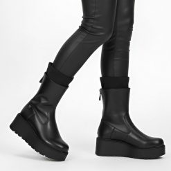 Botki damskie Maciejka, na grubej platformie skórzana licowa cholewka za kostkę i zapinane na zamek, czarne, A7161-01-00-7. Czarne kozaki damskie Maciejka, ze skóry, za kostkę, bez obcasa, na platformie. Za 259.00 zł.