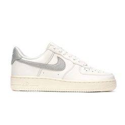Buty sportowe damskie Nike W AIR FORCE 1 '07 ESS TRND. Białe obuwie sportowe damskie Nike, bez wzorów, trekkingowe. Za 689.99 zł.