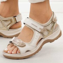 Beżowe skórzane sandały damskie T.Sokolski L26-624. Brązowe sandały damskie Sokolski, bez wzorów, z jeansu, bez obcasa, na płaskiej podeszwie, bez zapięcia. Za 199.00 zł.