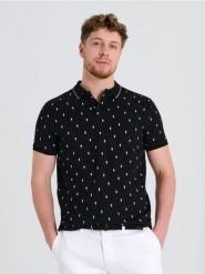 Koszulka polo z nadrukiem all over - czarny. Czarne koszulki polo męskie Sinsay, l, bez wzorów, bez ramiączek. W wyprzedaży za 22.99 zł.