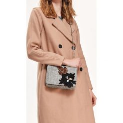MAŁA TOREBKA Z ELEGANCKĄ APLIKACJĄ. Czarne plecaki damskie TOP SECRET, z aplikacjami. W wyprzedaży za 59.99 zł.
