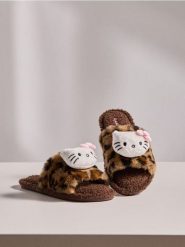 Otwarte kapcie z naszywką Hello Kitty - brązowy. Brązowe kapcie damskie Sinsay, z aplikacjami, z otwartym noskiem. Za 29.99 zł.