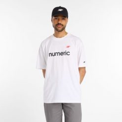 Koszulka męska New Balance Numeric MT53704WT – biała. Białe koszulki sportowe męskie New Balance, l, bez wzorów, z bawełny, bez kołnierzyka, bez ramiączek. Za 129.99 zł.