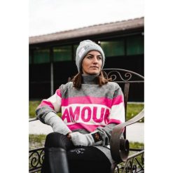 Sweter damski Ju & Pa Amour. Czarne swetry damskie JU ET PA, na jesień, uniwersalny, bez wzorów, z materiału, eleganckie, bez kołnierzyka, bez ramiączek, bez kaptura. Za 343.00 zł.