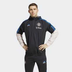 Kurtka do piłki nożnej męska Adidas Manchester United Condivo 22 All-Weather. Czarne kurtki męskie Adidas, m, bez wzorów, z materiału, klasyczne, bez kaptura. Za 310.60 zł.