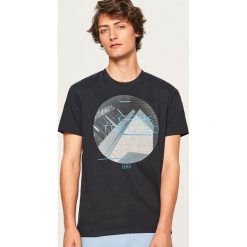 T-shirt z nadrukiem Constructed - Czarny. T-shirty męskie marki Reserved. W wyprzedaży za 29.99 zł.