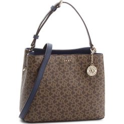 Torebka DKNY - Bryant Bucket R83JJ619 Mocha Logo/Nvy 242. Torebki do ręki damskie marki DKNY. W wyprzedaży za 499.00 zł.