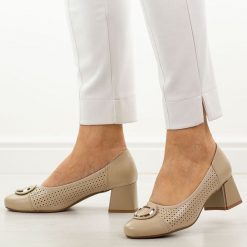 Beżowe ażurowe czółenka damskie na obcasie M.Daszyński Sa281-5. Brązowe czółenka damskie M.Daszyński, z aplikacjami, z materiału, eleganckie, z okrągłym noskiem, bez obcasa, na obcasie, bez zapięcia. Za 189.00 zł.