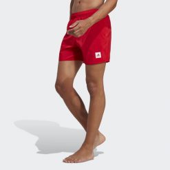 Zwykłe krótkie spodenki kąpielowe adidas. Czerwone kąpielówki męskie Adidas, m, bez wzorów, z materiału, krótkie, do pływania. Za 176.00 zł.