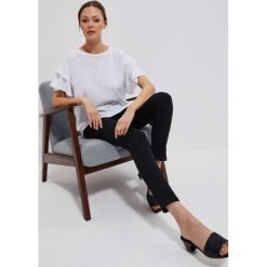 Bluzka z falbanami biała. Białe bluzki damskie MOODO, xs, bez wzorów, z bawełny, bez kołnierzyka, bez ramiączek. W wyprzedaży za 20.99 zł.