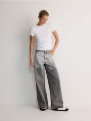 Bawełniany t-shirt - biały. Białe t-shirty damskie Reserved, l, bez wzorów, z bawełny, bez kołnierzyka. W wyprzedaży za 29.99 zł.