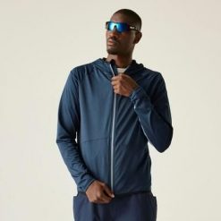 Męska bluza Assimilate VI z kapturem i rozciągliwym zamkiem błyskawicznym. Niebieskie bluzy męskie Dare 2b, m, bez wzorów, z elastanu, z kapturem. W wyprzedaży za 229.99 zł.