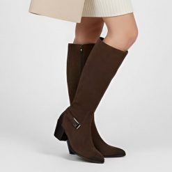 Kozaki damskie Armodo, wysoka cholewka zamszowa i zapinane na suwak na stabilnym klocku, czekoladowe, 70156-W. Brązowe kozaki damskie Armodo, z zamszu, przed kolano, bez obcasa, na obcasie. Za 433.99 zł.