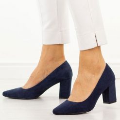 Granatowe czółenka damskie na słupku Sergio Leone Pb414. Niebieskie czółenka damskie Sergio Leone, bez wzorów, z jeansu, biznesowe, bez obcasa, na obcasie, bez zapięcia. Za 169.00 zł.