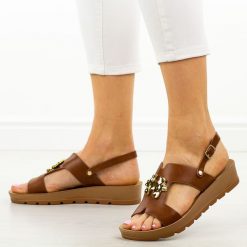 Brązowe sandały damskie Filippo Ds6893/25. Brązowe sandały damskie Filippo, z aplikacjami, z jeansu, bez obcasa, bez zapięcia. Za 139.00 zł.