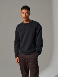 Bluza - czarny. Czarne bluzy męskie Sinsay, l, bez wzorów, bez kaptura. W wyprzedaży za 29.99 zł.