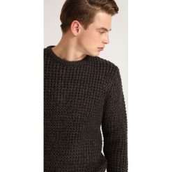 SWETER DŁUGI RĘKAW MĘSKI. Swetry przez głowę męskie TOP SECRET. W wyprzedaży za 39.99 zł.