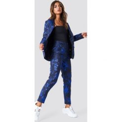 NA-KD Party Proste spodnie żakardowe - Black,Blue. Spodnie materiałowe damskie marki NA-KD Party. Za 202.95 zł.