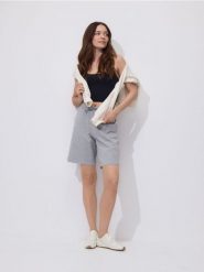 Bawełniane szorty - jasnoszary. Szare szorty damskie Reserved, l, bez wzorów, z bawełny. Za 59.99 zł.