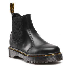 Sztyblety Dr. Martens. Czarne botki damskie Dr. Martens, bez obcasa, na płaskiej podeszwie, bez zapięcia. Za 749.99 zł.