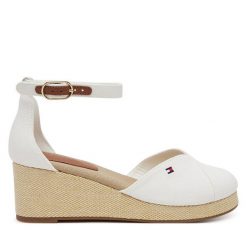 Półbuty Tommy Hilfiger. Białe półbuty damskie Tommy Hilfiger, bez wzorów, bez obcasa, na koturnie, bez zapięcia. Za 439.99 zł.