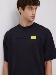 T-shirt relaxed fit - czarny. Czarne t-shirty męskie Reserved, l, bez wzorów, z bawełny, bez kołnierzyka. Za 79.99 zł.