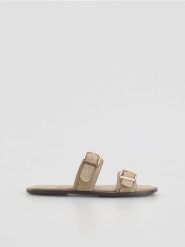 Klapki z klamrami - beżowy. Brązowe klapki damskie Reserved, bez wzorów, ze skóry, bez obcasa. Za 99.99 zł.