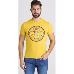 T-SHIRT G-STAMP Guess. Żółte t-shirty męskie Guess, l, z aplikacjami, z bawełny, bez kołnierzyka. Za 118.30 zł.