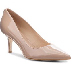 Szpilki GUESS - FLDE34 PAF08 NUDE. Brązowe szpilki damskie Guess, z aplikacjami, ze skóry ekologicznej. Za 529.00 zł.
