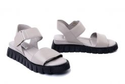 ARTIKER RELAKS 54C0775 szary, sandały damskie. Szare sandały damskie Artiker Relaks, bez wzorów, ze skóry, bez obcasa, na koturnie, bez zapięcia. Za 152.45 zł.
