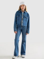 Koszula dziewczęca jeansowa o krótkim fasonie niebieska Dani 243. Niebieskie t-shirty i topy dla dziewczynek Big Star, bez wzorów, z jeansu, bez ramiączek. W wyprzedaży za 79.99 zł.