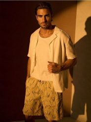 Szorty z motywem roślinnym z domieszka lyocellu - beżowy. Brązowe szorty męskie Sinsay, bez wzorów, z lyocellu. Za 59.99 zł.