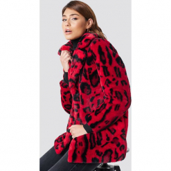 NA-KD Trend Kurtka ze sztucznym futrem Leo - Red. Czerwone kurtki damskie NA-KD Trend. Za 364.95 zł.