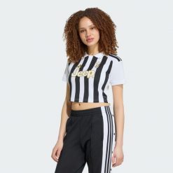 Koszulka podstawowa Juventus 26/27 o skróconym fasonie. Białe t-shirty damskie Adidas, l, bez wzorów, z dzianiny, klasyczne, bez kołnierzyka. Za 369.00 zł.