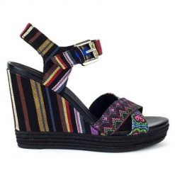 Buty do chodzenia damskie Geox Janira. Czarne sandały damskie Geox, bez wzorów, z materiału, bez obcasa, bez zapięcia. Za 579.00 zł.