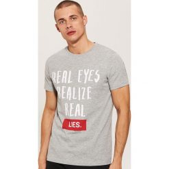 T-shirt z napisem - Szary. Szare t-shirty męskie House, z napisami. Za 39.99 zł.