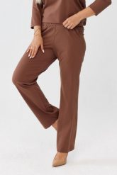 Karmelowe spodnie Florina - prosta nogawka i kieszenie po bokach PLUS SIZE XXL OVERSIZE JESIEŃ. Spodnie materiałowe damskie Moda Size Plus Iwanek, plus size, bez wzorów, z nylonu. Za 189.90 zł.