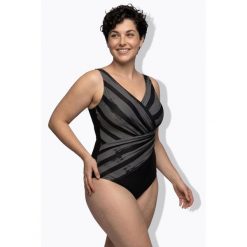 Damski Kostium kąpielowy paski miękkie miseczki drapowanie. Fioletowe kostiumy jednoczęściowe damskie Ulla Popken, plus size, bez wzorów, z elastanu, sportowe, plus size, do pływania. Za 223.99 zł.