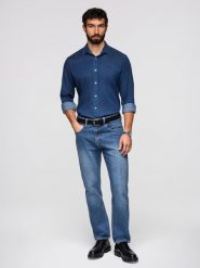 Męska jeansowa koszula z lyocellem oraz haftem na piersi – ciemnoniebieska V1 - Rozmiar: M. Niebieskie koszule męskie Ombre Clothing, m, bez wzorów, z denimu, bez kołnierzyka, bez ramiączek. W wyprzedaży za 139.99 zł.
