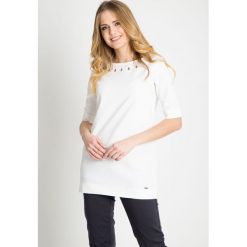 Biała tunika z łezkami na dekolcie QUIOSQUE. Białe tuniki damskie QUIOSQUE, z dzianiny. W wyprzedaży za 49.99 zł.